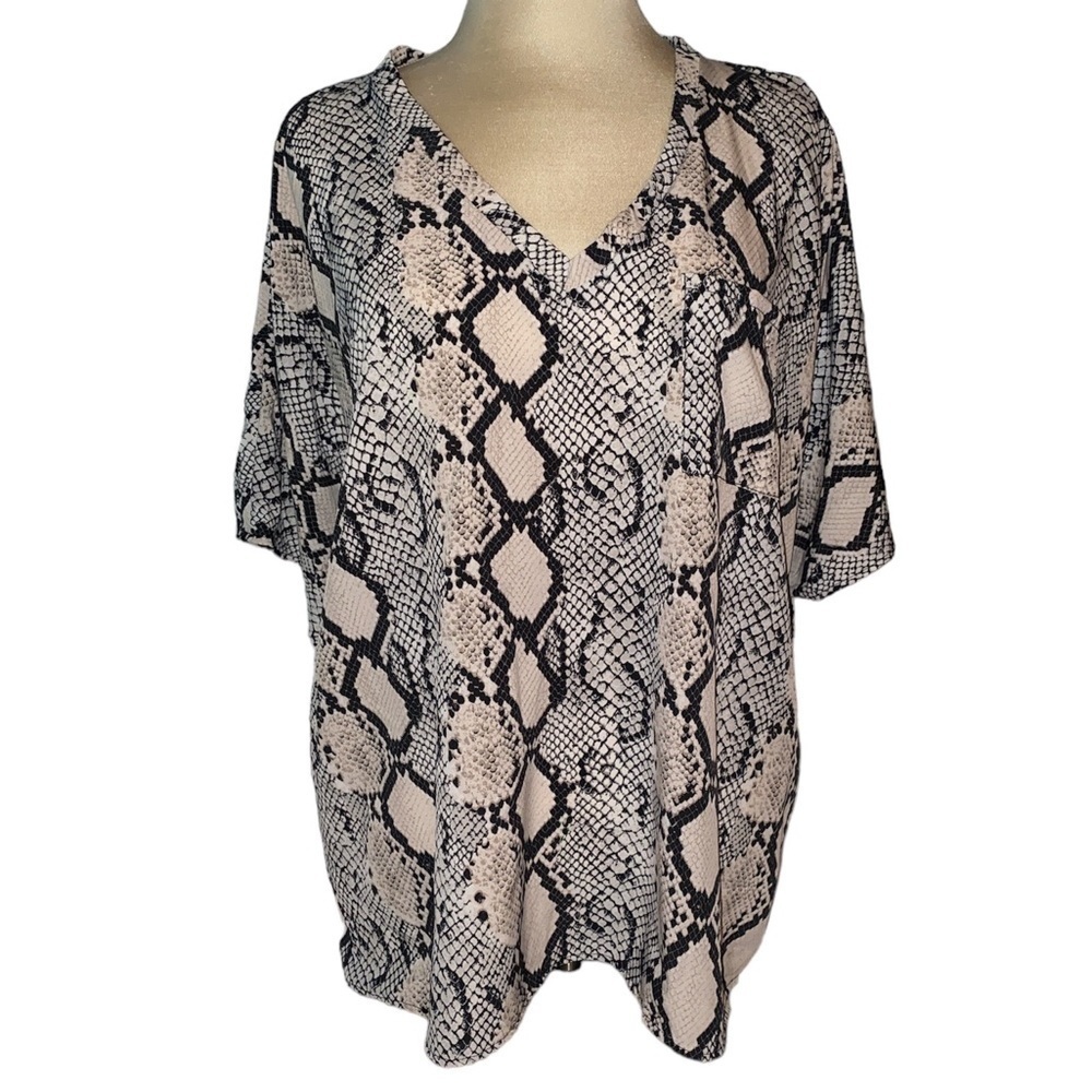 eesome blouse snakeskin print short sleeve round neckline front pocket Sz large